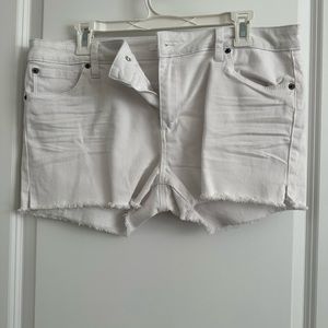 NWOT - STS BLUE Aubrey Mid Rise Fray Hem Boyfriend Short with Side Slit 8 White